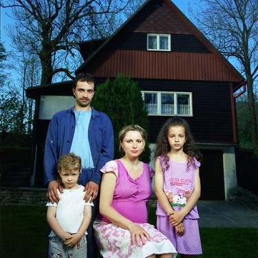 Dita Pepe, z cyklu Autoportréty s rodinami, 2004.jpg